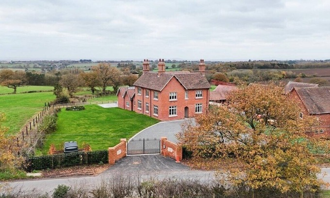 Cleedownton House | Cobley Hill Farm - Sleeps 24