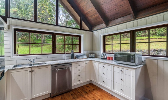 North Maleny House | Cockatoo Hideaway - Cabin and Log House - Secluded and Relaxing Hideaway