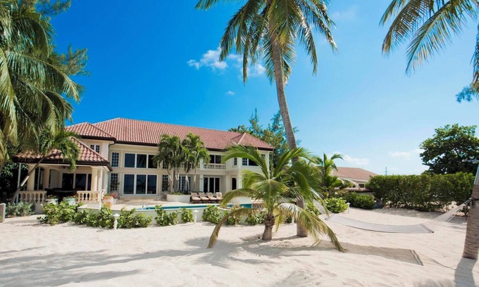 Seven Mile Beach House | Coconut Walk: Luxe Seven Mile Beach Estate w/Private Barefoot Beachfront, Pool,