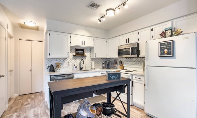 Mesa Grande House | Coffee House-PRIME location-close to everything! Mesa-Tempe-and a King Bed!
