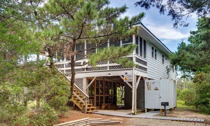 Ocracoke Apartment | Cole Bin: Located on a quiet street in Ocracoke