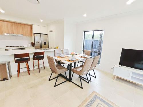 Colebee Villa | Colebee 5 Bedroom near Shopping WiFi Central AC