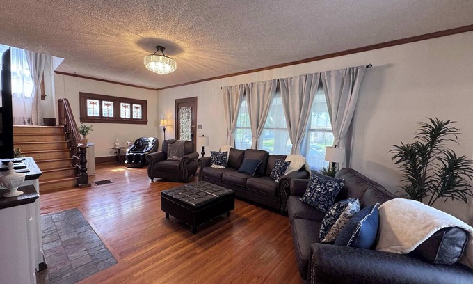 College Hill House | College Hill Creole - Hot Tub - Massage Chair