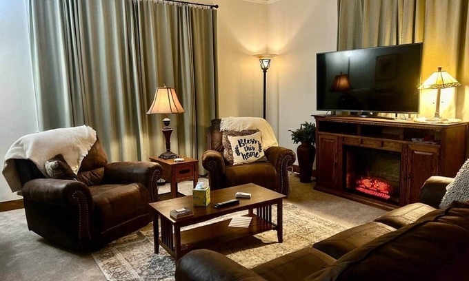 Hastings Apartment | Collosal Craftsman-4 BR, 9 Beds-Sleeps 1 to 14!