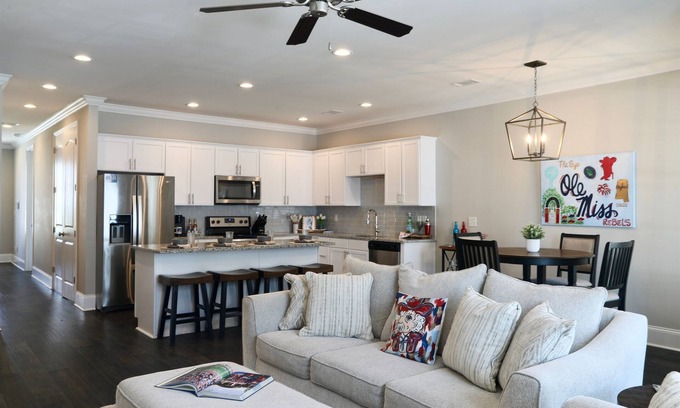 Oxford House | Colonel's Crib - 3 Bedroom Suites + Loft!