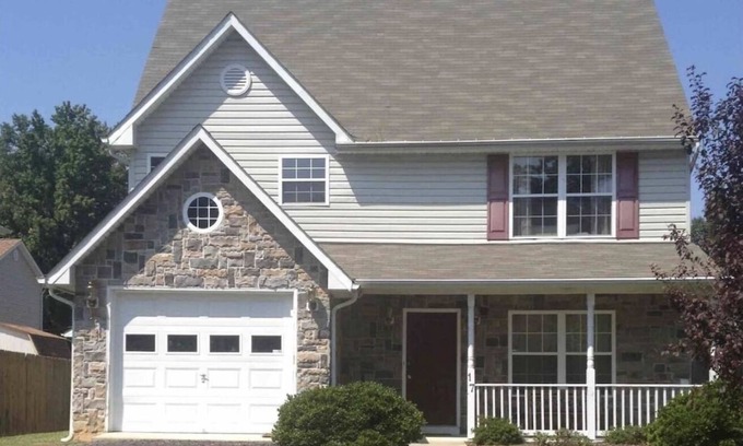Issue House | Colonial Beach Comfort Home