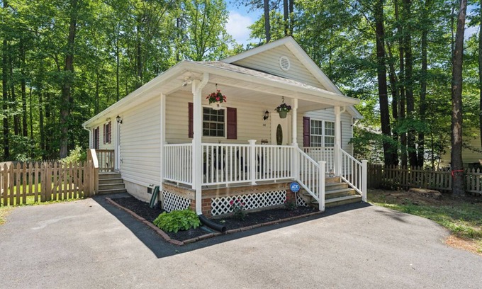 Issue House | Colonial Beach Living and Loving!WiFi, streamTV,2 Full Baths. Clean & New!