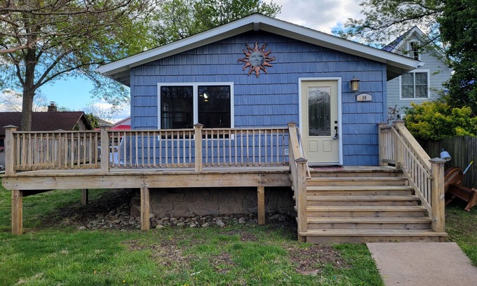 Issue House | Colonial Beach Private Beach/Dock -Water View Bungalow