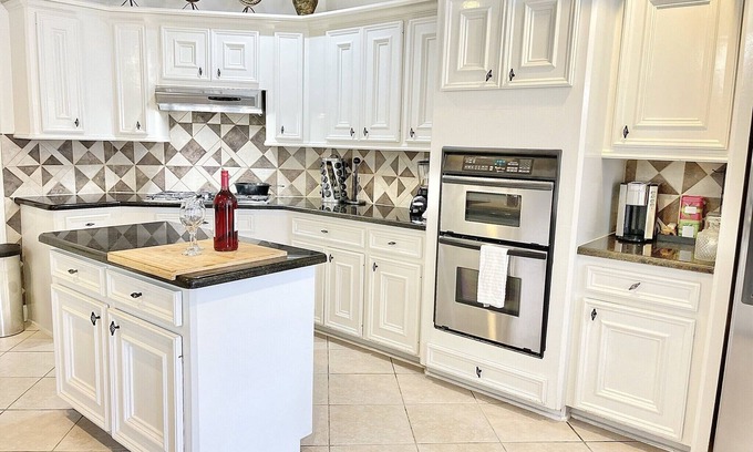 Atascocita House | Colonial Chic Vacation Home
