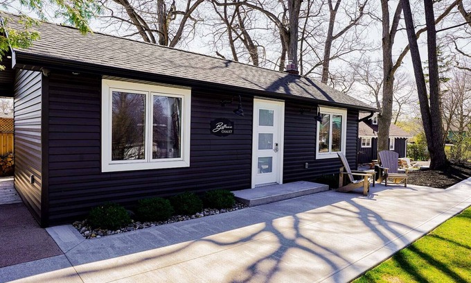Grand Bend Cottage | Colonial Hotel & Suites - Bellevue Chalet