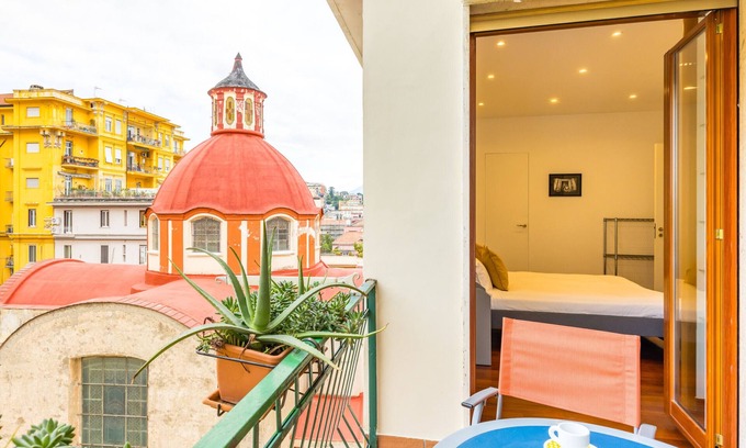 Chiaia Apartment | Colonna classic style Apartment by Wonderful Italy