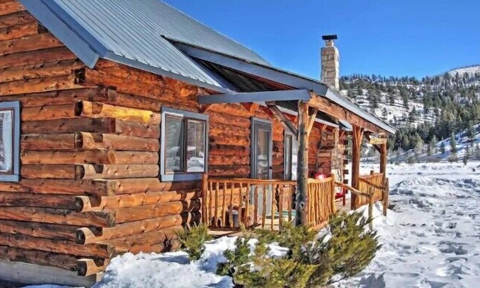 South Fork House | Colorado Cabin 20 Mins to Wolf Creek Ski Area - Private Hot Tub