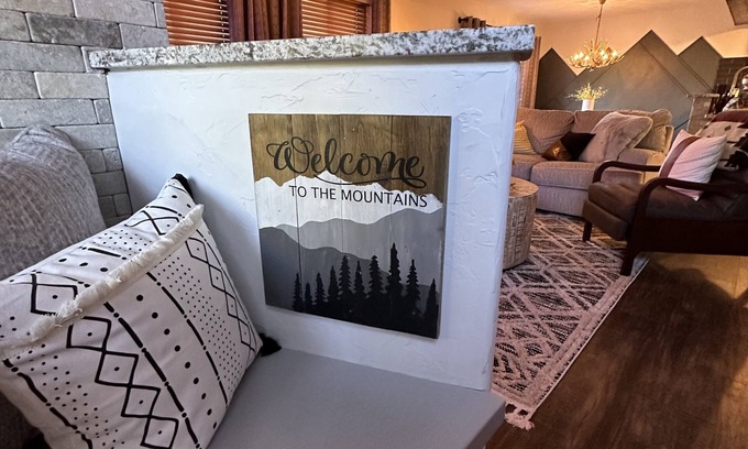 Edwards House | Colorado Mountain Getaway - nNEWLY RENOVATED plus Air Conditioning!