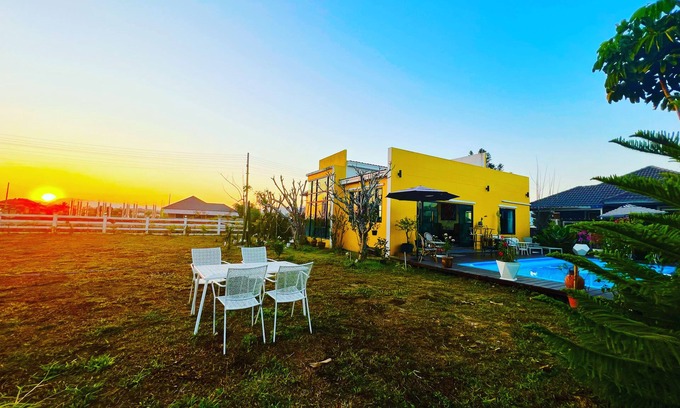 Chiang Rai Villa | Colorful Pool Villa -10 mins from airport/close to most attractions in Chiangrai