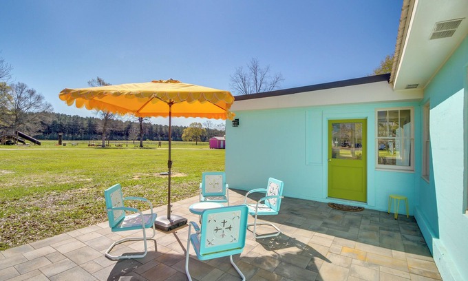Perkinston Cottage | Colorful & Retro Perkinston Cottage w/Yard!