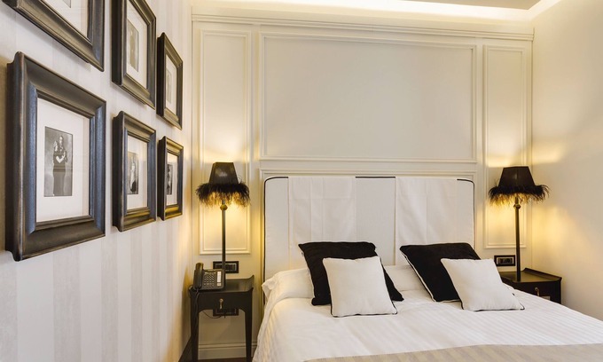 Celio Bed & Breakfast | Colosseum Deluxe room and bathroom ensuite