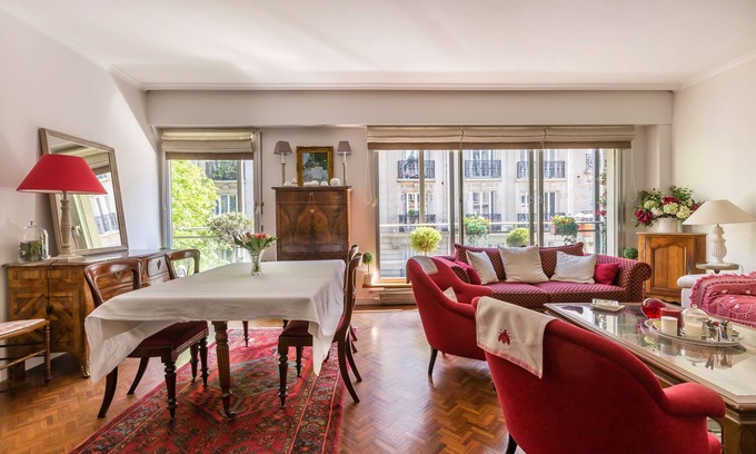 16th Arrondissement Apartment | Colourful on rue Singer, by Veeve
