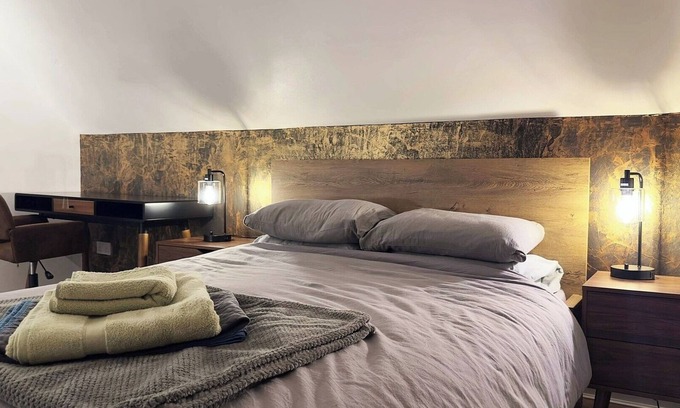 Edgware Apartment | Columbia Ave: 3 bedroom Artistic and Modern Retreat