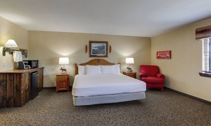 Columbia Hotel | Columbia's Cozy Haven! Heated Pool, Whiskey Bar & Themed Rooms