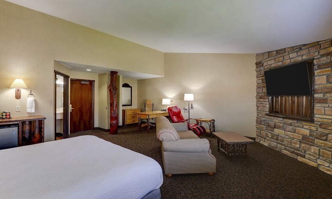 Columbia Hotel | Columbia Stay in Style: Rustic Rooms, Heated Pool & On-site Bar