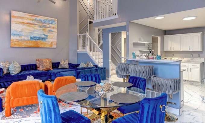 Easton House | Columbus Airport & Easton Mall HomenHot Tub/Theater/Sports Bar Much More
