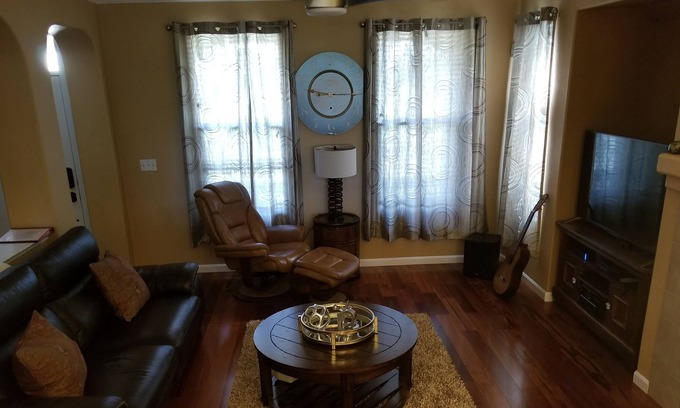 Regency Park House | Come Feel Like Home in Natomas! Minutes to the airport, downtown, and old town.