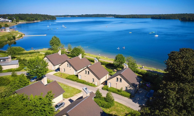 Froidchapelle House | Comfort 8-person bungalow in the holiday park Landal Village l'Eau d'Heure