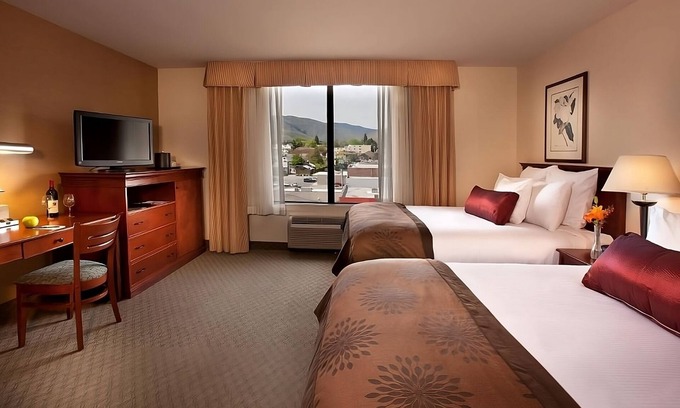 Wenatchee Hotel | Comfort and Convenience! Free Breakfast, Pet-Friendly Room, Indoor/Outdoor Pool