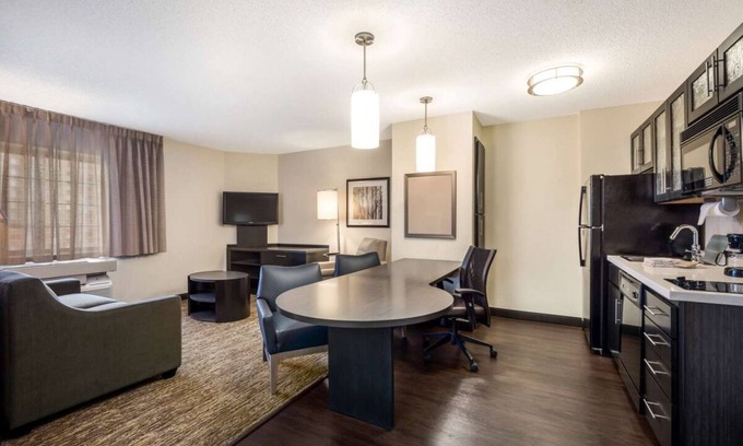 East Congress Hotel | Comfort and Convenience! 2 Comfortable Units, Near Congress Avenue Bridge