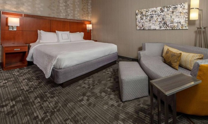 Newark Hotel | Comfort and Convenience! Free Onsite Parking, Pets Allowed, Free Pool