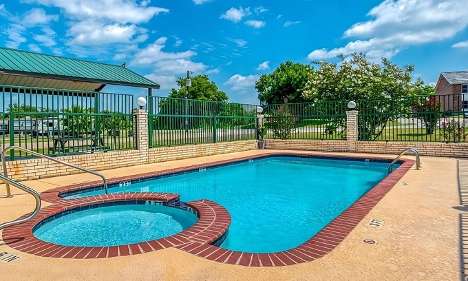 Sweet Home House | Comfort and Convenience! Pool, FREE Parking and Breakfast! Near Dragon House!