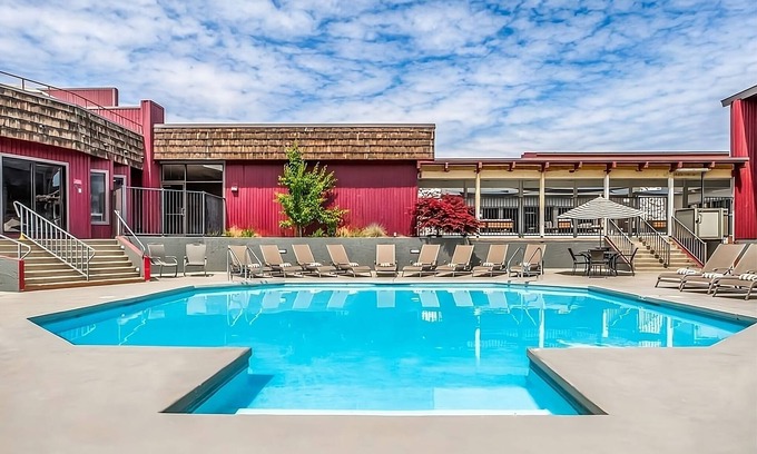 Tri-Cities Hotel | Comfort and Relaxation! Contemporary Unit Close to Columbia Center Mall, w/Pool