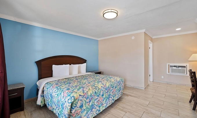 Beeville House | Comfort & Convenience! Free Parking, Near Chili’s Grill & Bar