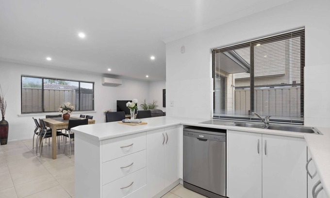 Kewdale House | Comfort Escape near City/Crown/Parks/DFO/Airport