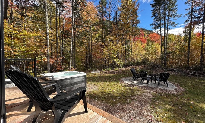 Saint-Raymond Ski Chalet | Comfort in nature with spa just 700m from the VBN cycling and hiking center!