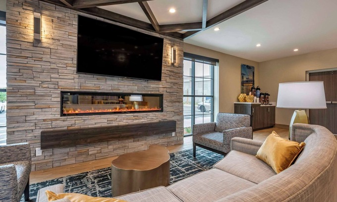 Westside Hotel | Comfort Inn & Suites Jacksonville - Orange Park Near Naval Air Station