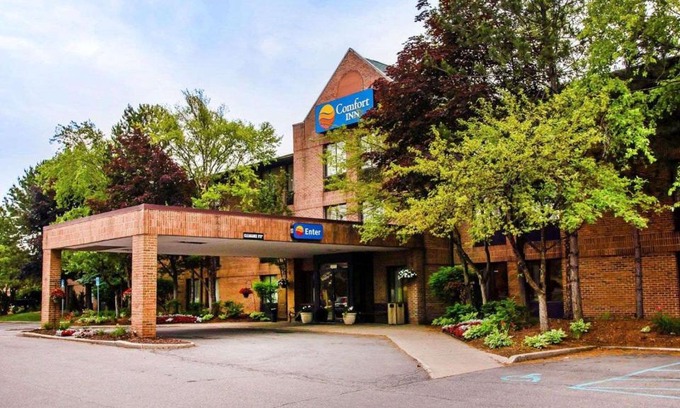 Livonia Hotel | Comfort Inn