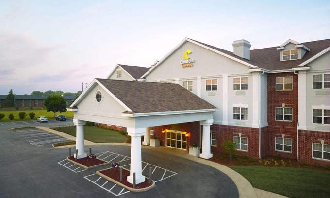 Oak Creek Hotel | Comfort Suites Milwaukee Airport