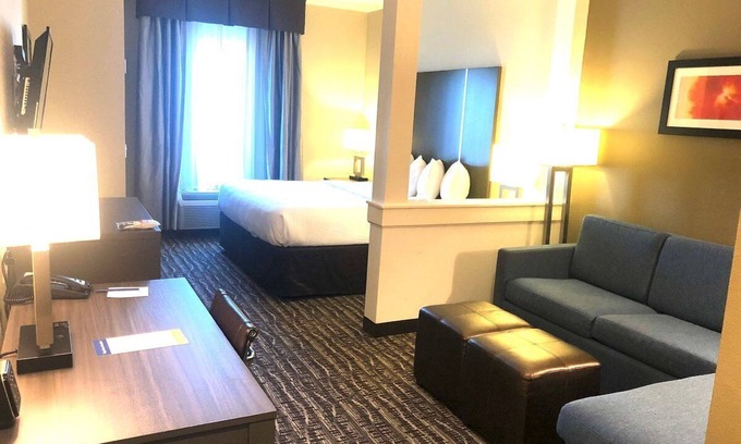 Barker Hotel | Comfort Suites Near Sam Houston Race Park.