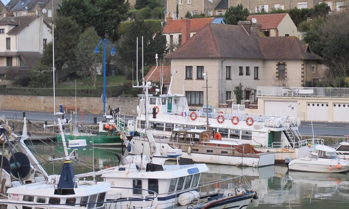 Port-en-Bessin-Huppain House | Comfortable house overlooking the port and close to shops.