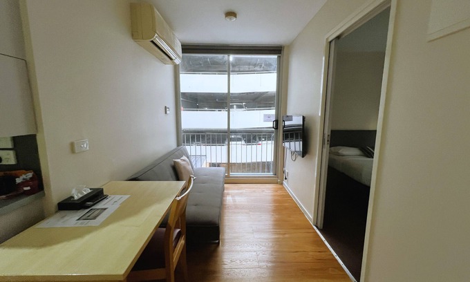 Carlton South Apartment | Comfortable 1-Bedroom Apartment in Melbourne CBD | Free Wi-Fi