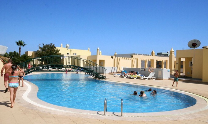 Albardeira House | Comfortable 2 Bedroom Apartment w/Pool + Children Park + Near Beach & Town,WiFi