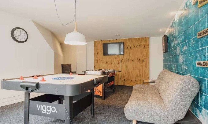 Burnside Apartment | Comfortable 2BR w/Hot Tub | Close to Airport
