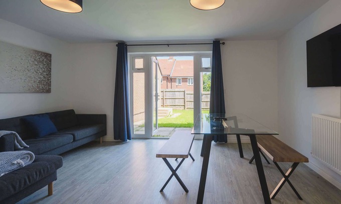 Woodford Halse House | Comfortable 3 Bedroom Home w Garden and Parking