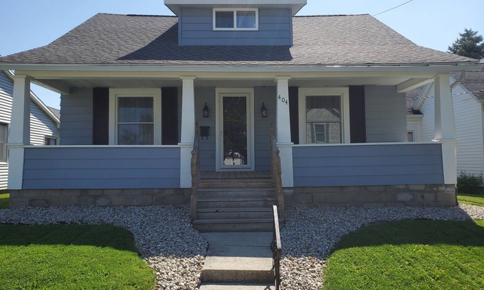 Wapakoneta House | Comfortable 3 Bedroom Home, Free Parking, WIFI