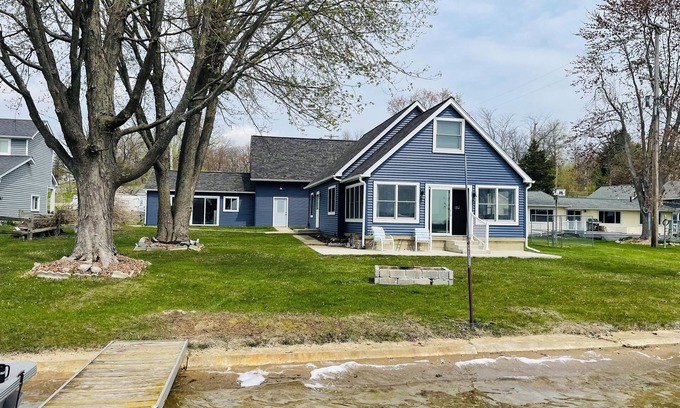 Manitou Beach-Devils Lake House | Comfortable 3-bedroom lake house with AC, WiFi on Devils Lake in Addison, MI.
