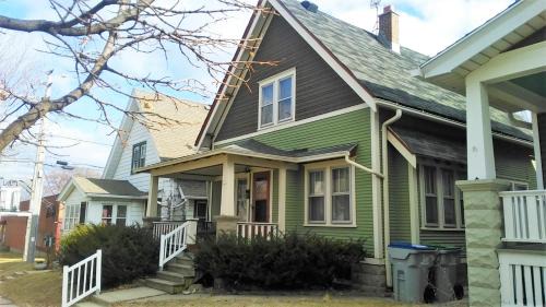Bay View House | Comfortable 3 BR Craftsman Bungalow in Milwaukee's Bay View Neighborhood