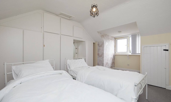 Hucknall House | Comfortable 4-Bed House in Hucknall, Nottingham