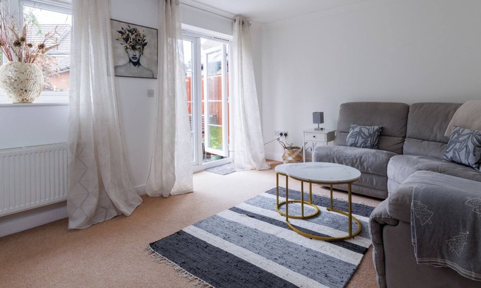 Aylesbury House | Comfortable 4-bedroom home/park view/pet friendly/close to the hospital