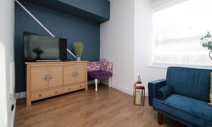 Castle Apartment | Comfortable 5-Bedroom Home free parking